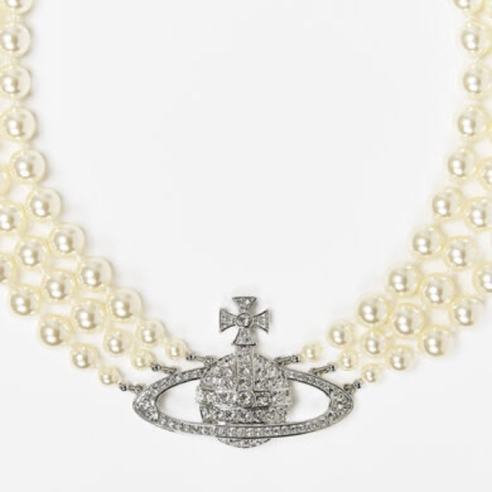 Three pearl Vivienne Westwood choker. worn once, no marks perfect condition.